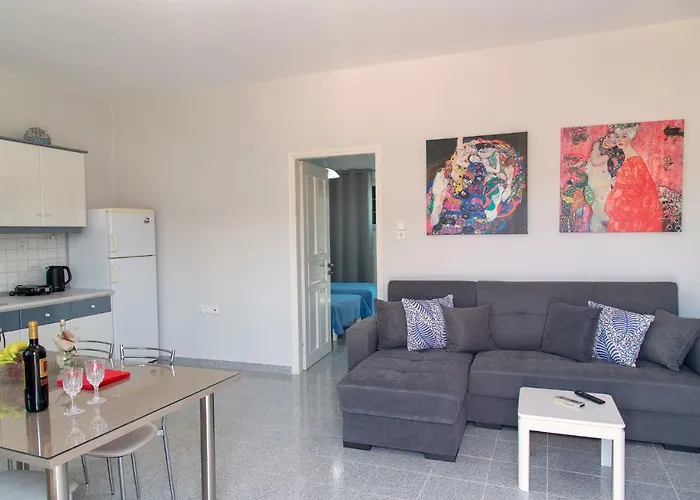 Lazaros Home 1
